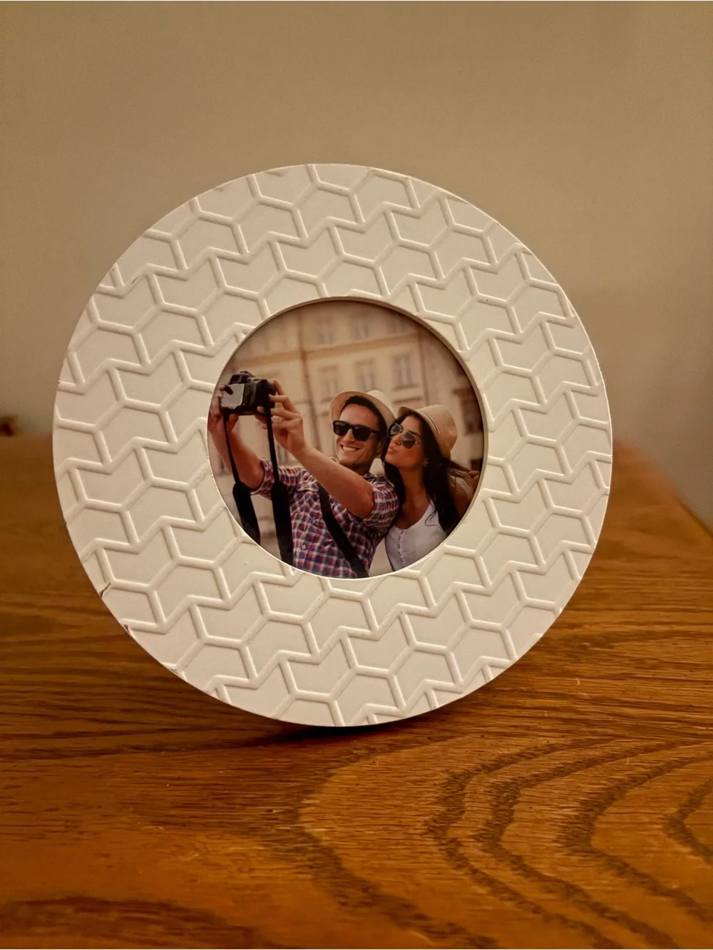 White circle picture frame